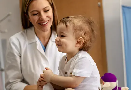 Médico que cuida a un bebé