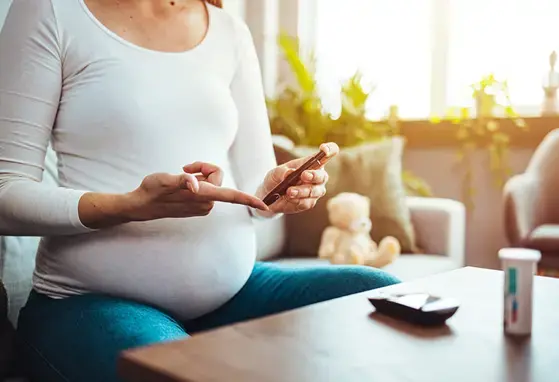 Diabetes gestacional consecuencias y factores de riesgo Mujer embarazada checando sus niveles de glucosa