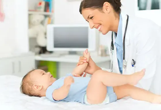 Las citas médicas son muy importantes para cuidar de la salud infantil. Una doctora y un bebé en una cita médica.