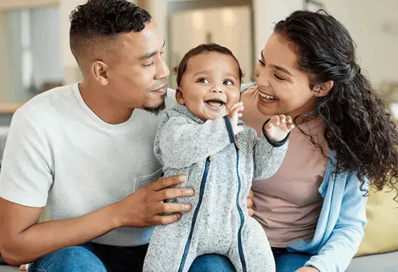 Pareja de padres felices con bebé