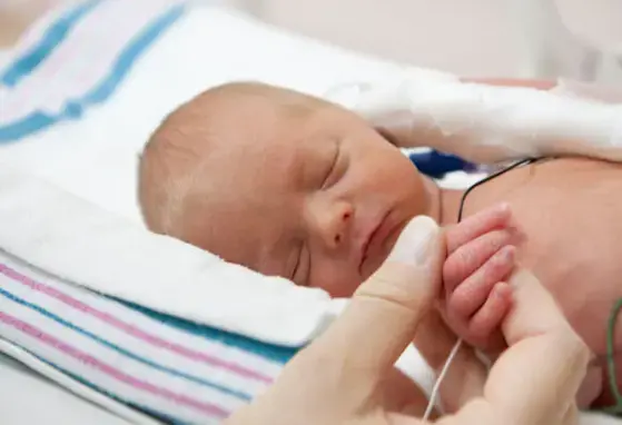 Bebé recién nacido prematuro