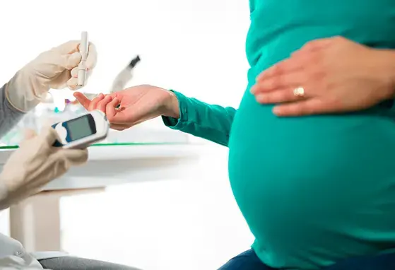 Doctor revisando la salud de una paciente con Síndrome de Ovario Poliquístico.