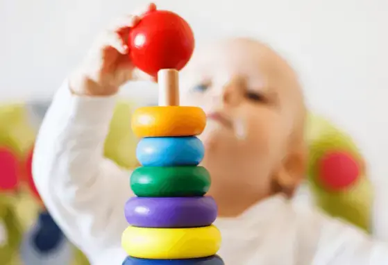 Bebé estimulando su creatividad jugando Desarrollo cerebral del bebé