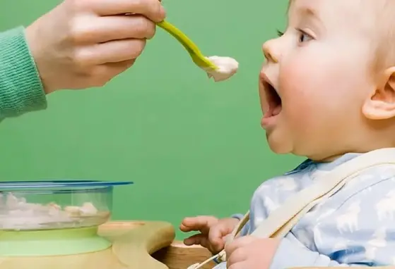 Mama alimentado a su bebe