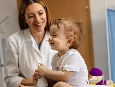 Médico que cuida a un bebé