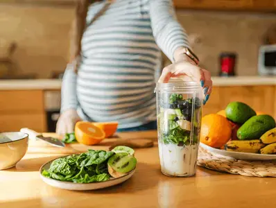 Embarazada preparando una dieta sana y nutritiva
