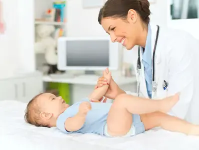 Una doctora y un bebé en una cita médica.
