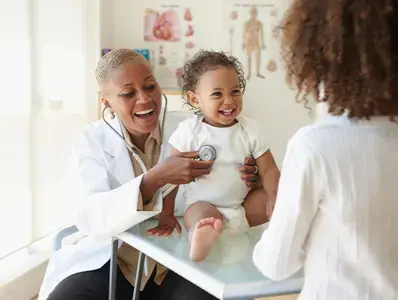 Una doctora examina a un bebé frente a su madre.