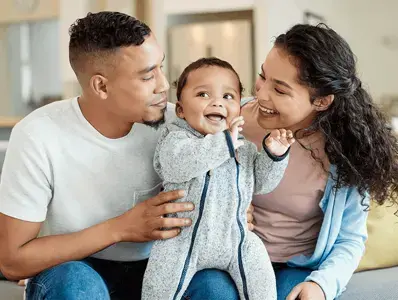 Pareja de padres felices con bebé