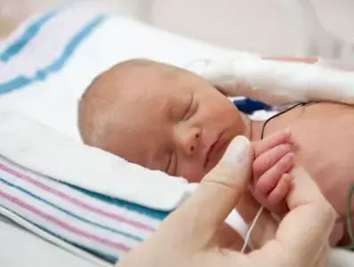 Consecuencias para niños que nacen prematuros Bebé recién nacido prematuro