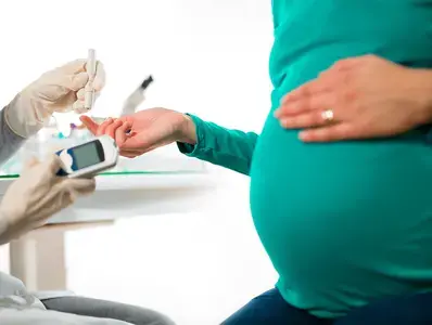El Síndrome de Ovario Poliquístico se puede tratar con insulina o probióticos. Doctor revisando la salud de una paciente con Síndrome de Ovario Poliquístico.