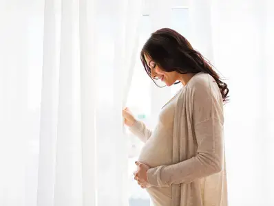 Vitaminas y minerales para desarrollo y crecimineto del feto Mujer embarazada tocando su panza