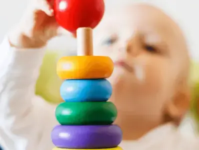 Bebé estimulando su creativdad jugando Desarrollo cerebral del bebé