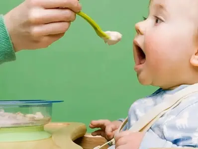 Mama alimentado a su bebe Mama alimentado a su bebe