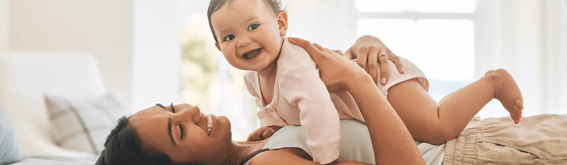 Mama sosteniendo a su bebe