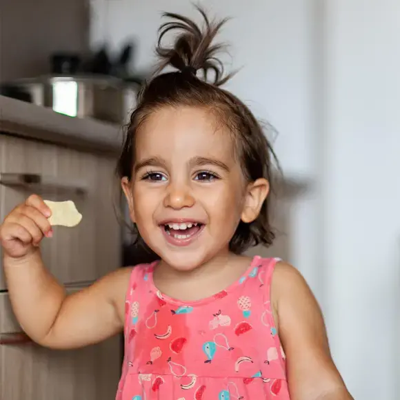 Niña comiendo snacks