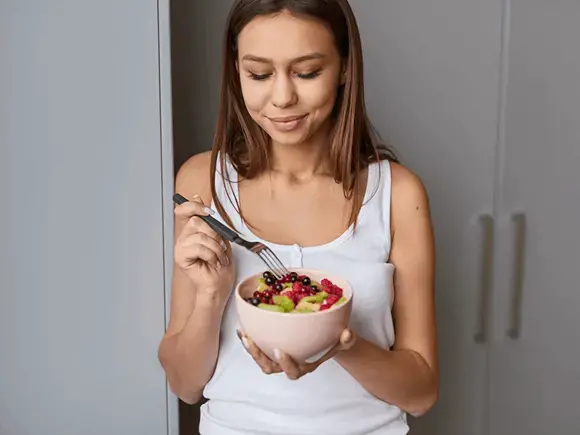 Mujer consumiendo una dieta nutritiva